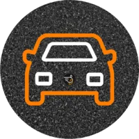 Produktbild för fordonslektion på Bdriver.se Trafikskolas e-handel. Bilden visar en elev som får praktisk körundervisning i en modern bil med en certifierad körlärare. Texten på bilden lyder: 'Boka din fordonslektion - Praktisk körundervisning med erfarna instruktörer hos Bedriver.se.'