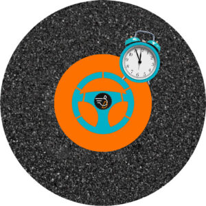 En produktbild med sandig svart bakgrund och en orange ratt och en turkos klocka som tillhör sista minuten 50 minuters körlektion och är på halva priset.